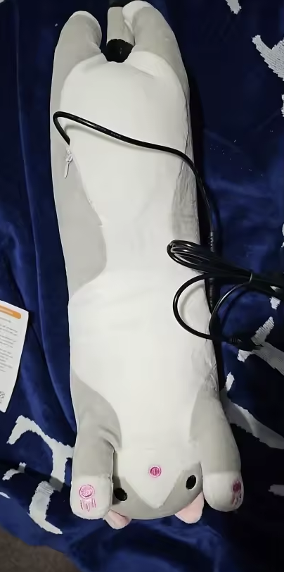 Cliente usando la almohada de gato en la cama - reseña Laura M.